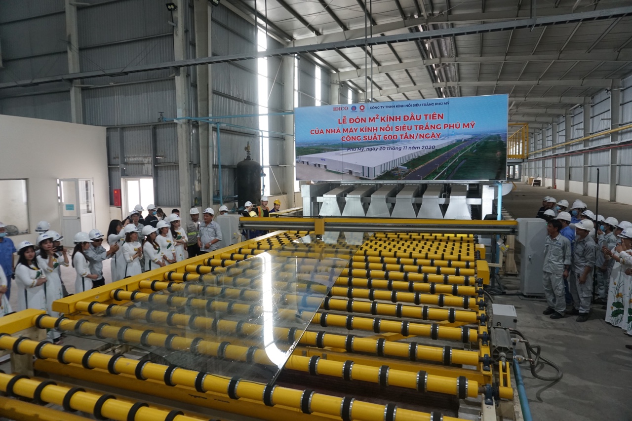 The first square meter of ultra-clear glass in Vietnam has been finised at the Phu My super white float glass factory